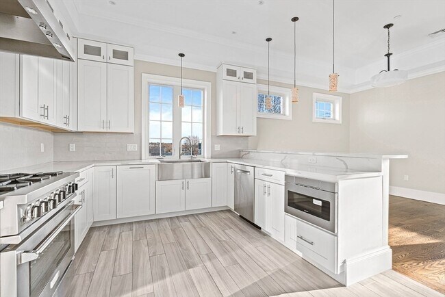 Building Photo - 846 Main St