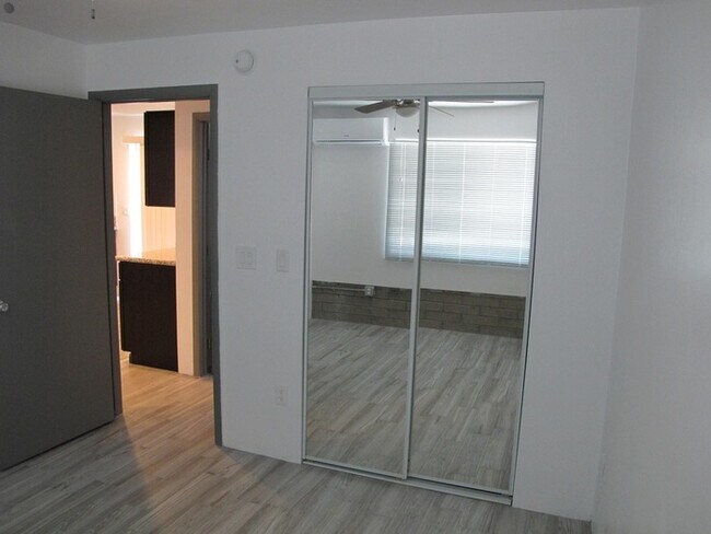 Building Photo - HOUSEE FOR RENT