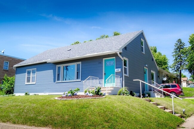 Building Photo - Three Pearls