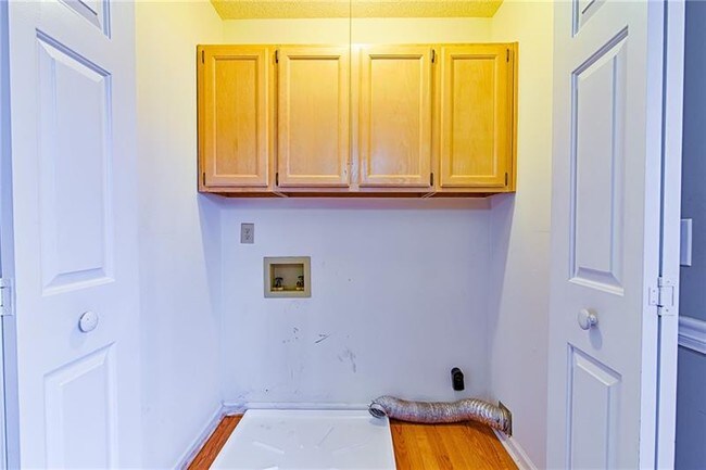Building Photo - 3503 Pine Grove Dr