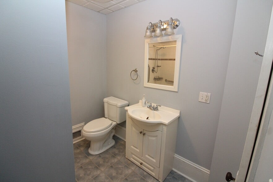 Building Photo - 16 Main St