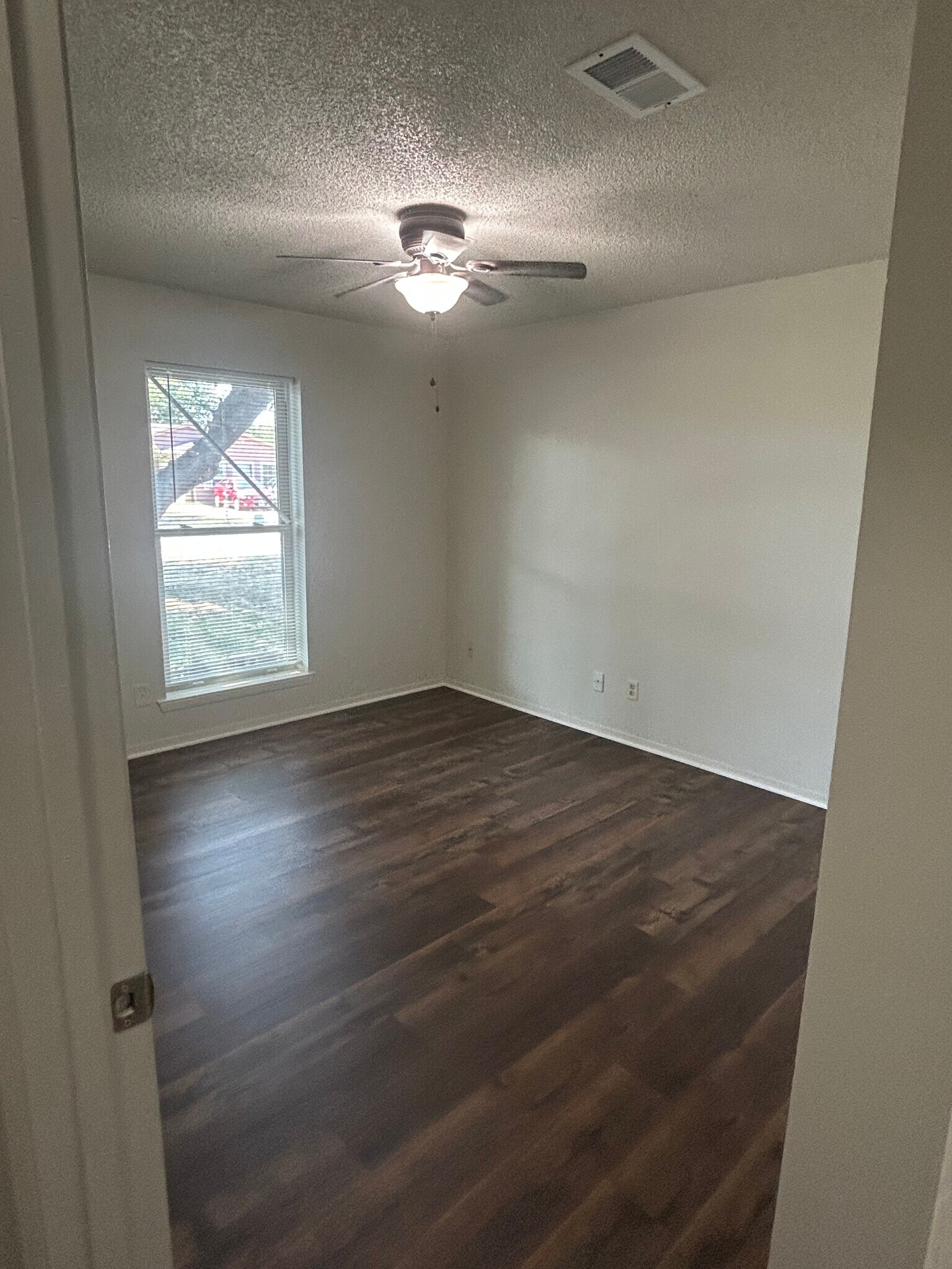 Building Photo - 404 Fox Dr