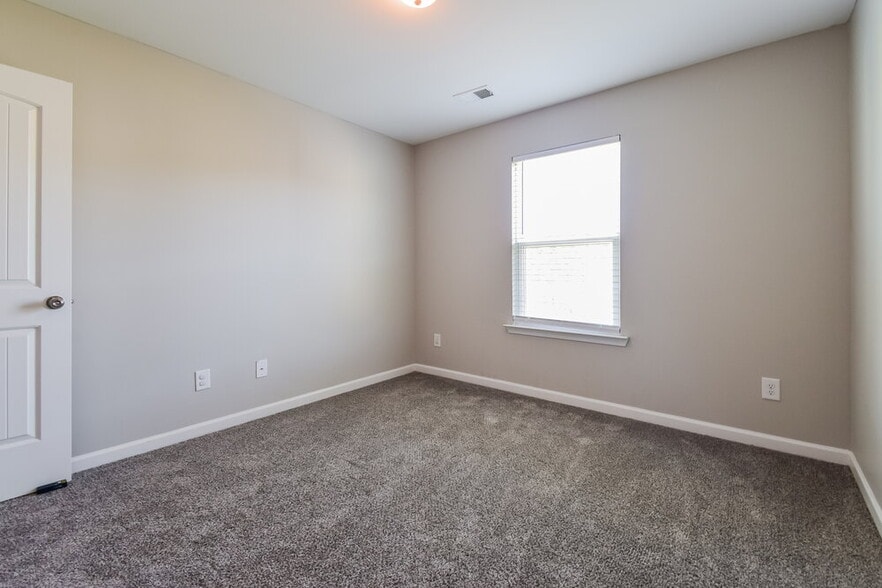 Building Photo - 643 Fieldcrest Dr