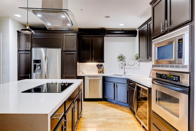 Building Photo - 1005 S Shepherd Dr
