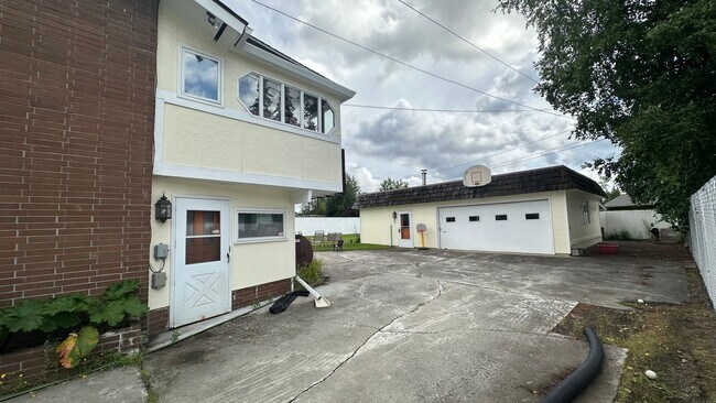 Building Photo - 2591 Riverview Dr