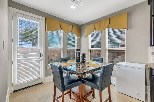 Building Photo - 2610 Orleans Way