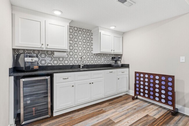 Building Photo - Stunning 6 Bed, 3 Bath Heritage Hills Home | 3-Car Garage | Walk-Out Basement