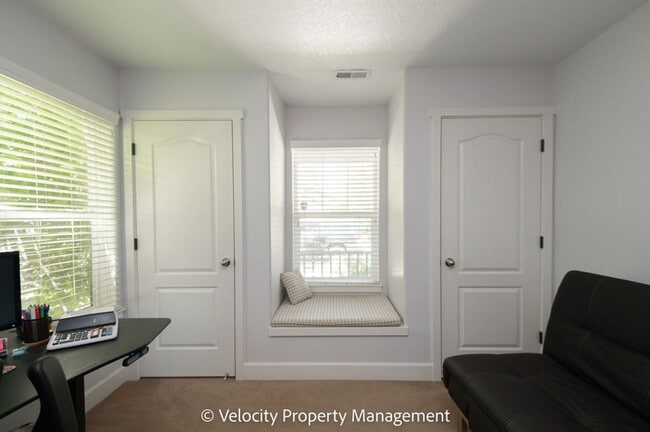 Building Photo - Beautifully Maintained Single Level Home with AC!