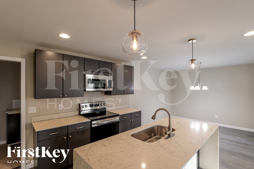 Building Photo - 2067 Longmeadow Ln