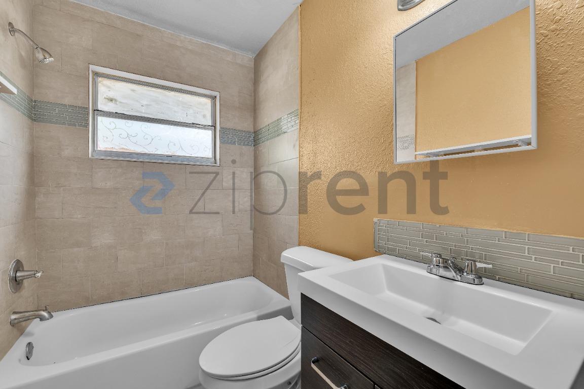 Building Photo - Unit A