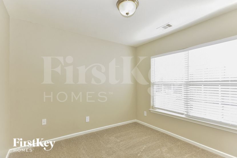 Building Photo - 811 Royal Oaks Dr