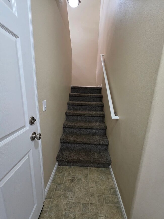 Building Photo - Easy JBER access and quiet location