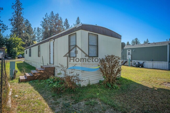 Building Photo - 3 Bedroom 1 Bath Home with Off-Street Park...