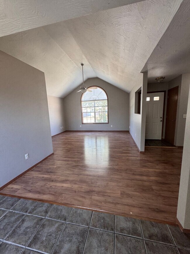 Building Photo - 508 N Douglas Dr