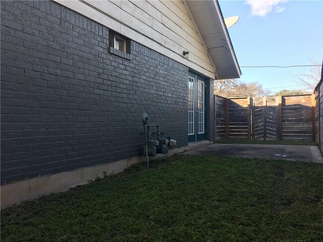 Building Photo - 6113 Manor Rd