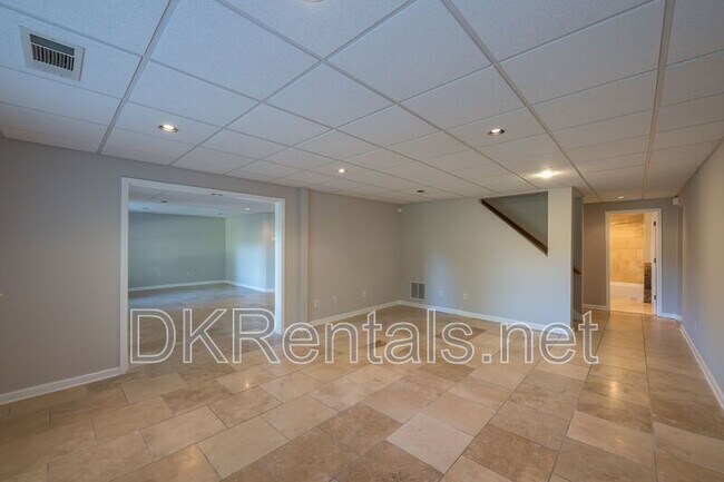 Building Photo - 841 Lakeglen Dr