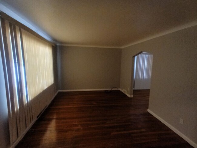 Building Photo - 3 bedroom/1.5 bath now available! $1300/mo!