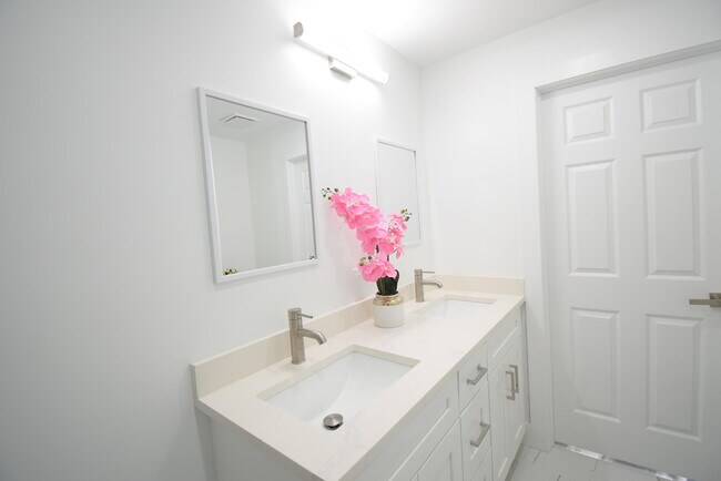 Building Photo - 3541 NW 37th Ave