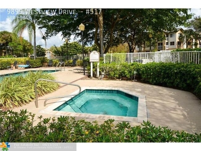 Building Photo - 9899 Westview Dr
