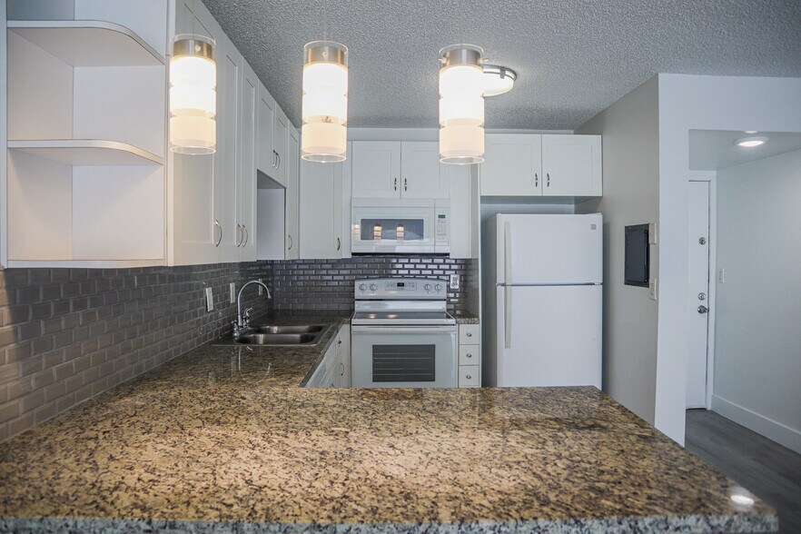 Building Photo - 8005 Lake Dr