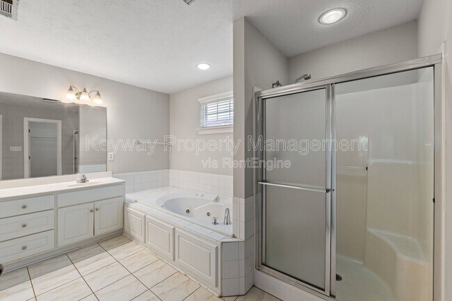 Building Photo - 633 Ventana Dr