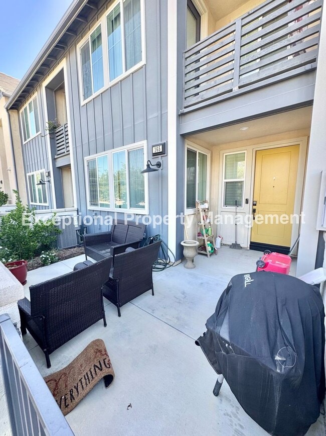 Building Photo - Ready to move in 3 bed 3 bath home!