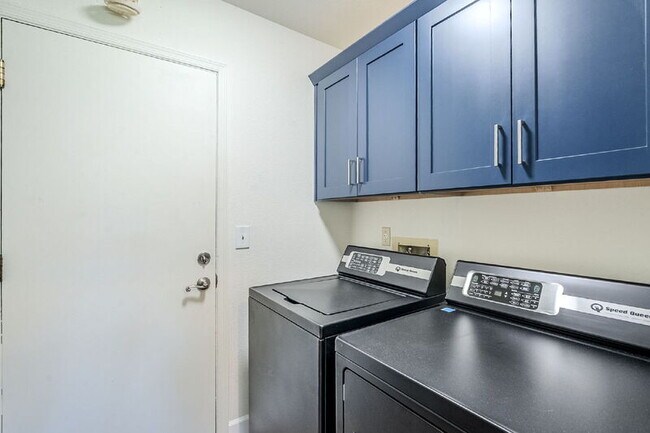 Building Photo - 10207 S 43rd Pl