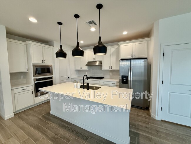 Building Photo - 2034 W Lariat Ln