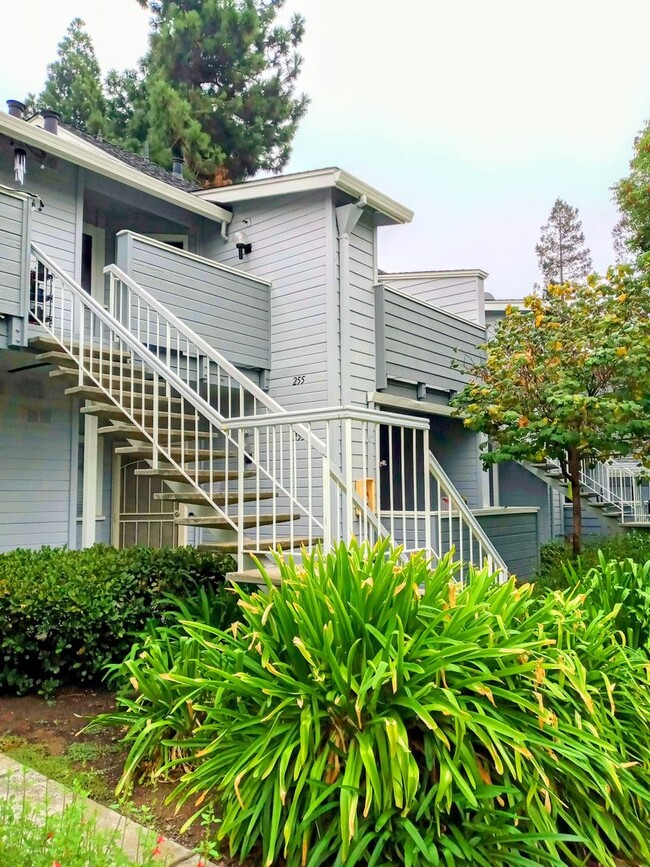 Building Photo - Great Second Floor 2bd Condo With Pool in ...