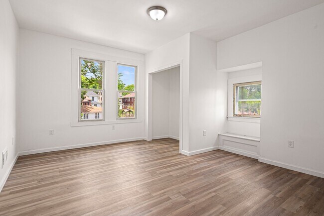 Building Photo - Stunning 4 bedroom home in Perry South available now!