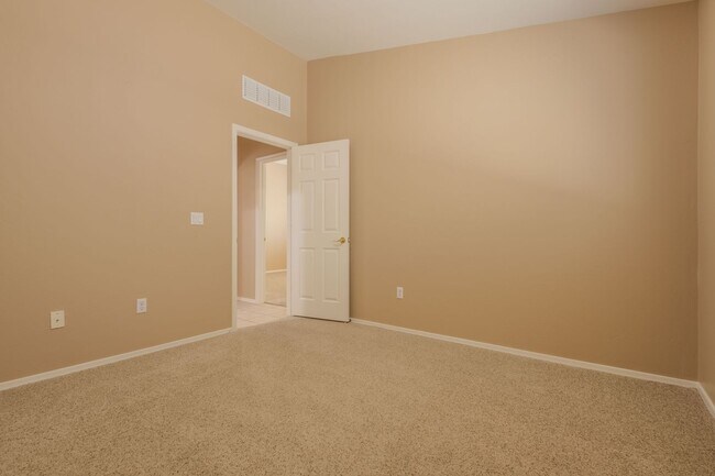Building Photo - 4 Bedroom, 2 Bath