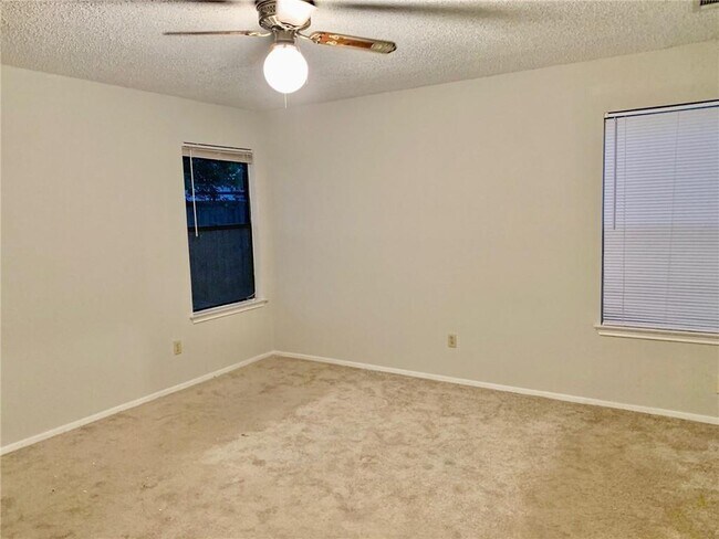 Building Photo - 1707 Honeysuckle Ln