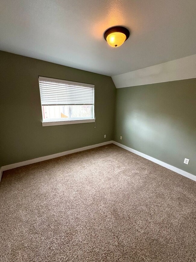 Building Photo - Relaxing Town Home in NW Bend!