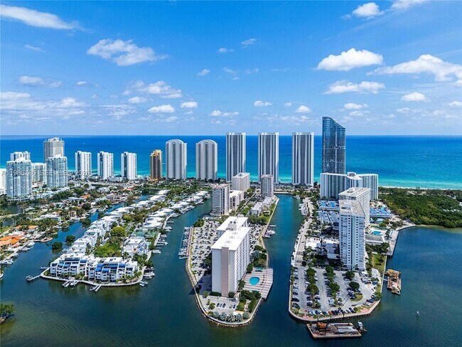 Building Photo - 16001 Collins Ave