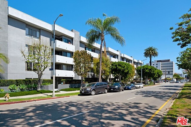 Building Photo - 12115 San Vicente Blvd