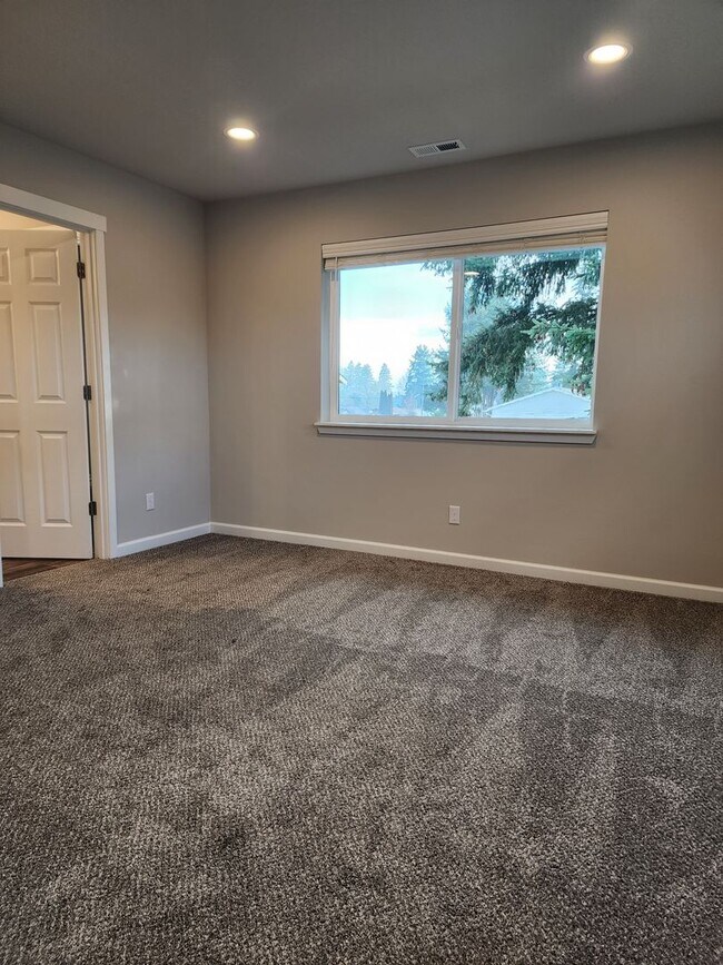 Building Photo - 15603 View Dr Ct SE