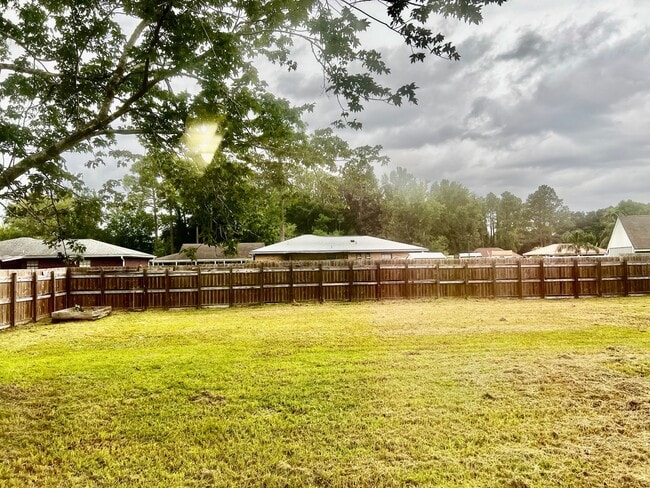 Building Photo - 3/2 LARGE fenced in yard!