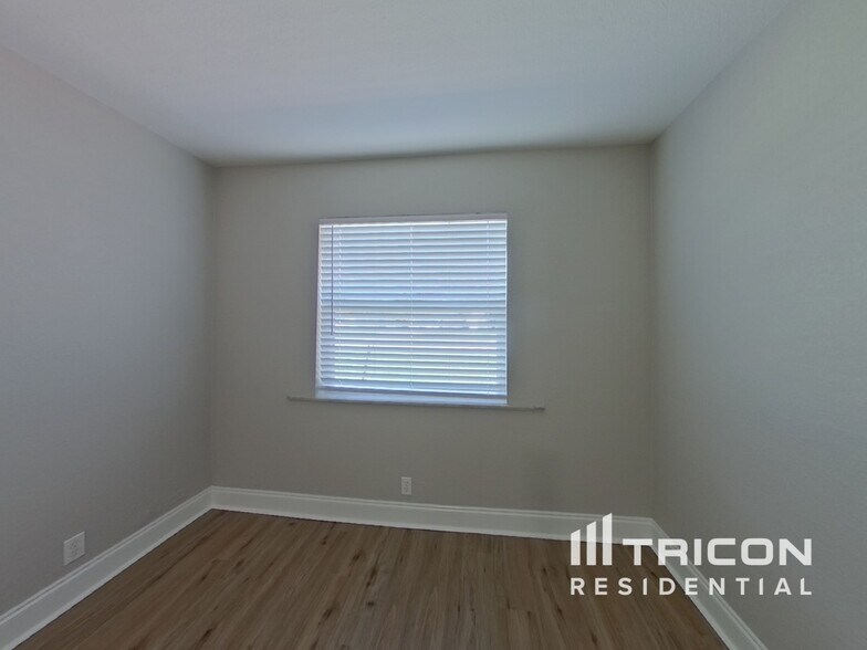 Building Photo - 5151 Flamingo Dr N