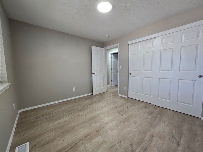 Building Photo - Single level, 3 Bedroom, 2 Bath House on cul-de-sac!