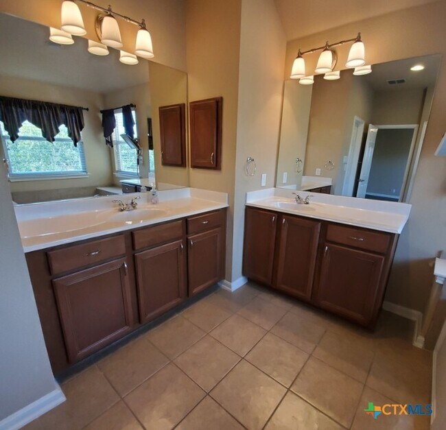 Building Photo - 310 Royal Troon Dr