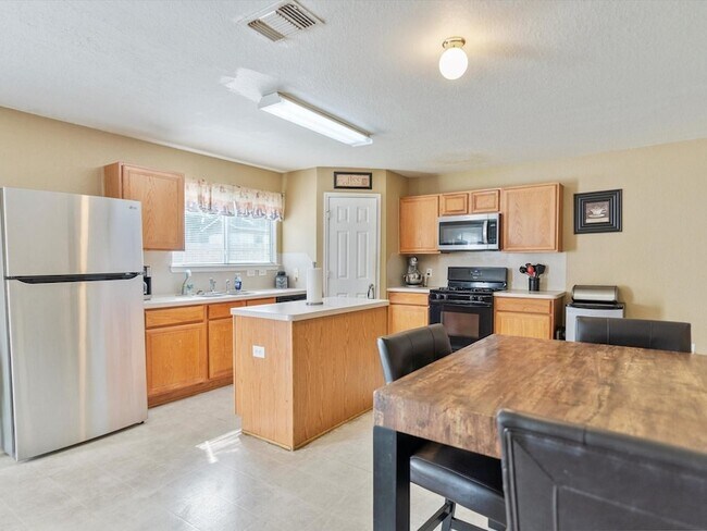 Building Photo - 5143 Roth Forest Ln