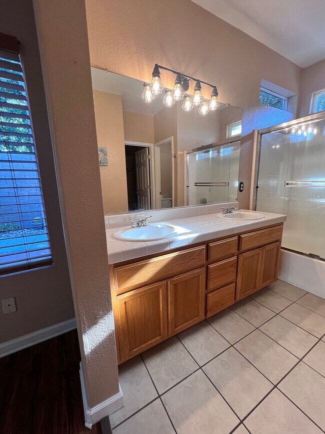 Building Photo - Super cute home with 3 car garage in a des...