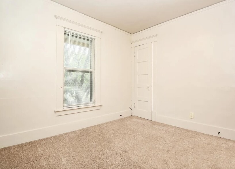 Building Photo - 425-427 W 16th St