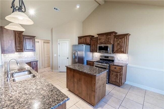 Building Photo - 5702 S 66th St