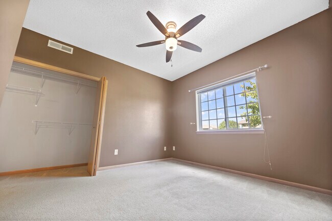 Building Photo - 870 W Cherry St