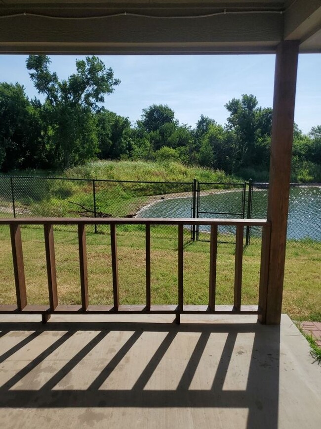 Building Photo - 4 bedrooms/2.5 bath over 2,000 square feet