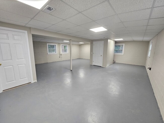 Building Photo - NEW LISTING!!!!!