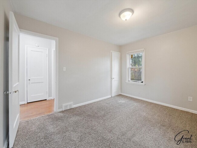 Building Photo - 3 bedroom  1.5 bath bungalow - $1200