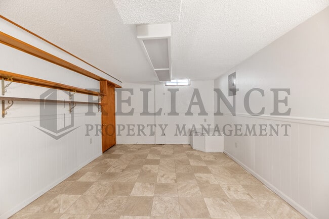 Building Photo - 1022 S Capri Ln