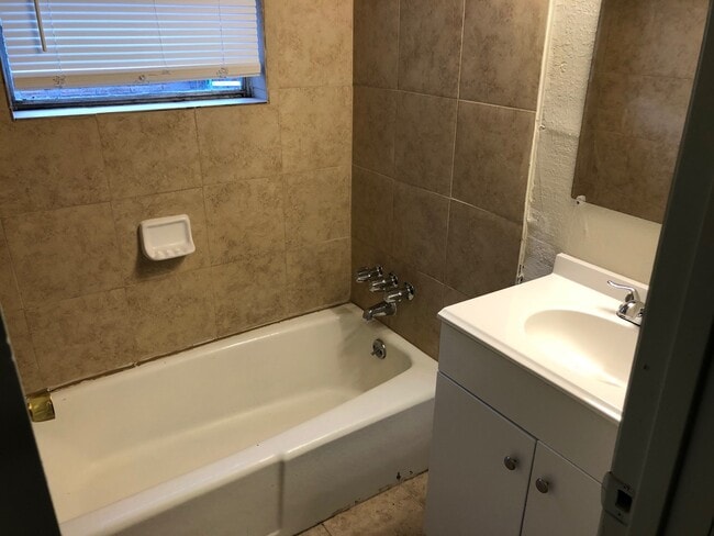 Building Photo - 3345 Linn St